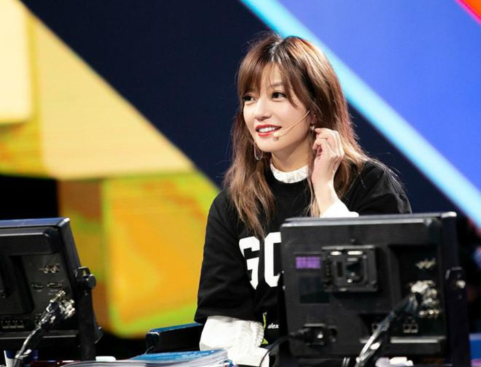 Triệu Vy được khen nhan sắc và trình độ khi làm giám khảo ảnh 6 Triệu Vy được khen nhan sắc và trình độ khi làm giám khảo ảnh 6