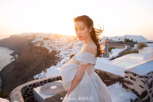 Trong mấy ngày gần đây, Địch Lệ Nhiệt Ba liên tục "gây sốt" chỉ bởi nhan sắc xinh đẹp như tiên tử trong nhiều sự kiện mà cô góp mặt.