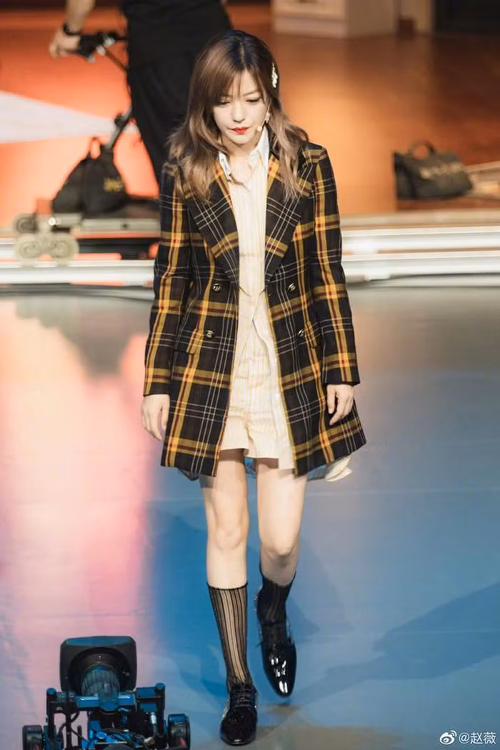 Triệu Vy được khen nhan sắc và trình độ khi làm giám khảo ảnh 7