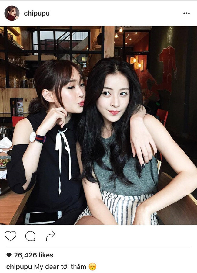 Cặp chị em vẫn thường chia sẻ cùng nhau những khoảnh khắc thân thiết như thế