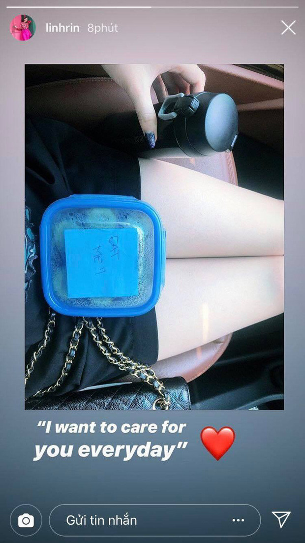 Được Phillip Nguyễn dẫn ra mắt bố mẹ, Linh Rin sắp trở thành nàng dâu nhà hào môn? ảnh 6 Hay gần đây, Phillip Nguyễn không ngần ngại vào bếp nấu ăn cho Linh Rin khiến bao người ngưỡng mộ. Dù là thiếu gia giàu nứt đố đổ vách nhưng em chồng Hà Tăng vẫn muốn chính tay chăm lo cho người yêu.