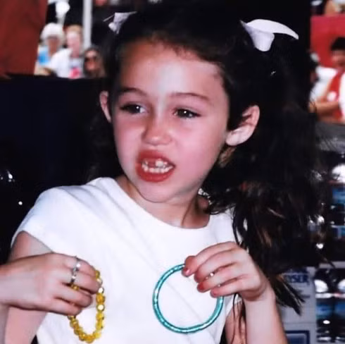 Bộ ảnh đẹp như thiên thần của Miley Cyrus ngày bé gây bão mạng ảnh 4