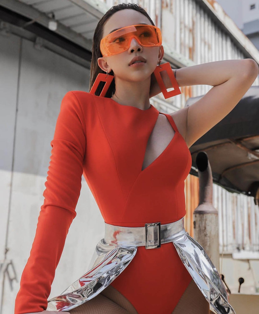 Bộ sưu tập mắt kính hàng hiệu khủng không ai sánh bằng tại Vbiz của Tóc Tiên ảnh 3 toc tien va bst mat kinh hang hieu khung khong ai sanh bang tai vbiz - 5