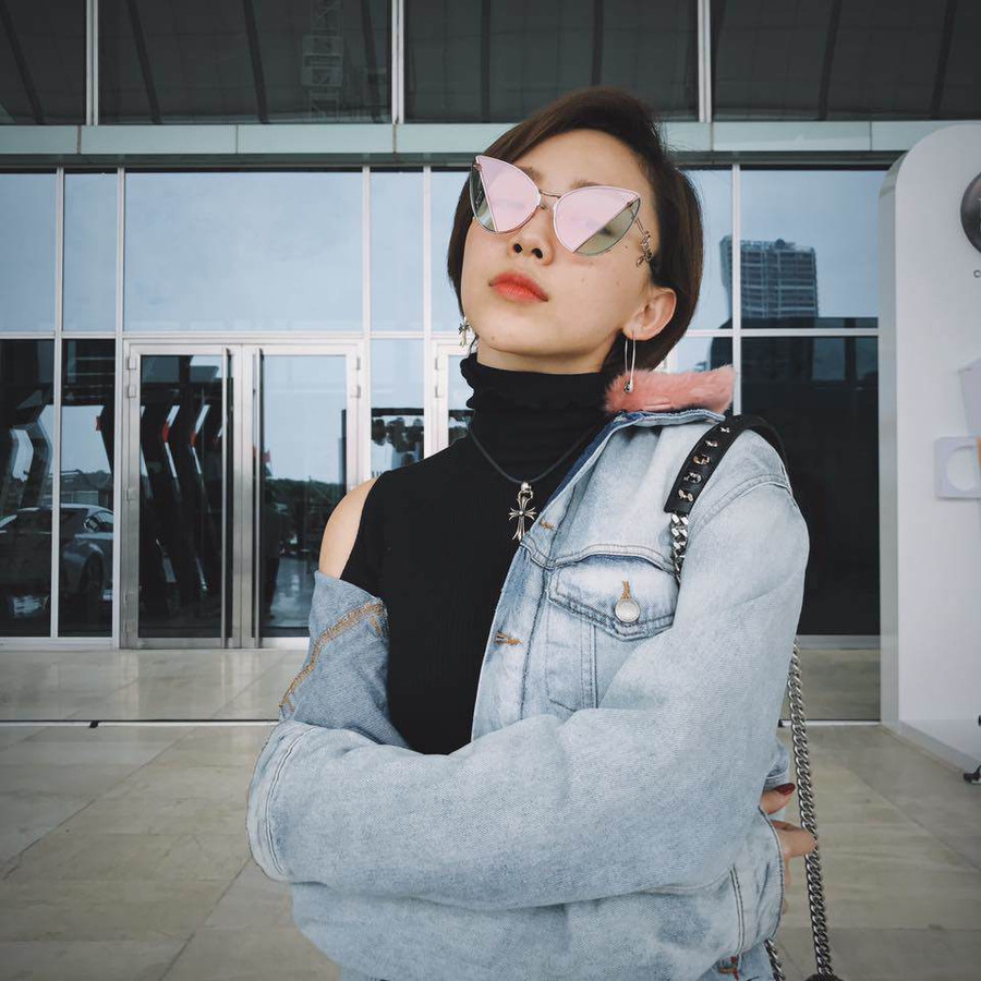 Bộ sưu tập mắt kính hàng hiệu khủng không ai sánh bằng tại Vbiz của Tóc Tiên ảnh 9 toc tien va bst mat kinh hang hieu khung khong ai sanh bang tai vbiz - 11