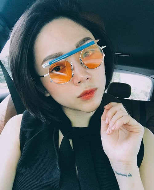 Bộ sưu tập mắt kính hàng hiệu khủng không ai sánh bằng tại Vbiz của Tóc Tiên ảnh 8 toc tien va bst mat kinh hang hieu khung khong ai sanh bang tai vbiz - 10