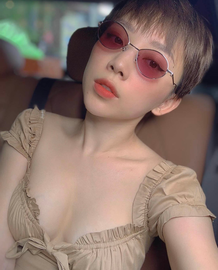 Bộ sưu tập mắt kính hàng hiệu khủng không ai sánh bằng tại Vbiz của Tóc Tiên ảnh 6 toc tien va bst mat kinh hang hieu khung khong ai sanh bang tai vbiz - 8