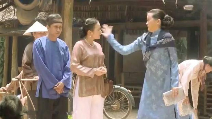 Những tình tiết vô lý đến hài hước ở phim "Tiếng sét trong mưa" ảnh 3 Những tình tiết vô lý đến hài hước ở phim "Tiếng sét trong mưa" ảnh 3