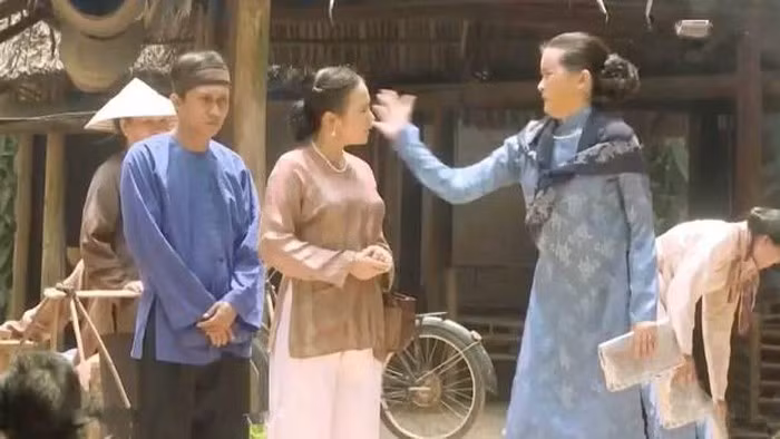 Những tình tiết vô lý đến hài hước ở phim "Tiếng sét trong mưa" ảnh 3 Những tình tiết vô lý đến hài hước ở phim "Tiếng sét trong mưa" ảnh 3