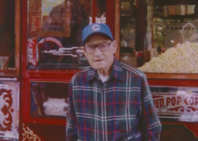 Ông Dale Schroeder đã dành toàn bộ số tiền tiết kiệm trong suốt cuộc đời mình để giúp đỡ bạn trẻ có hoàn cảnh khó khăn được học đại học. 