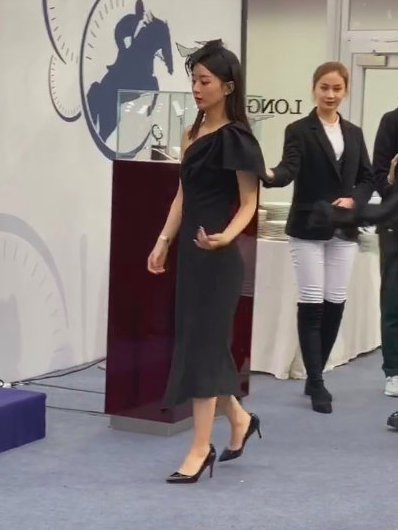 Triệu Lệ Dĩnh khiến netizen bất ngờ với hàng loạt điểm trừ về nhan sắc sau thời gian ở cữ - Ảnh 2.