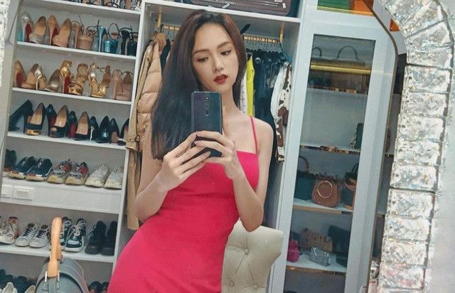 Body gợi cảm của Hương Giang được tôn lên triệt để nhờ chiếc váy 2 dây màu nổi.