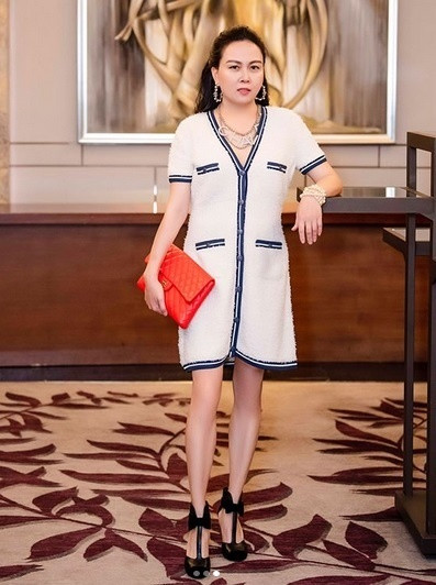 Phượng Chanel bị soi photoshop quá đà vì chi tiết lạ này ảnh 2 Phượng Chanel bị soi photoshop quá đà vì chi tiết lạ này ảnh 2