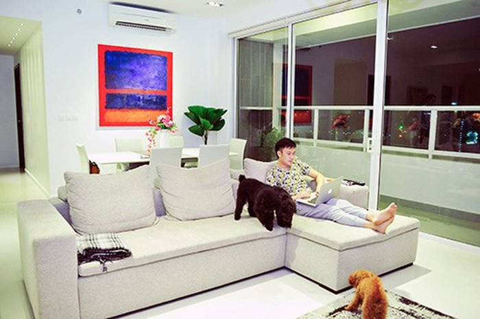 Khám phá căn nhà đẹp “không góc chết” của Dương Triệu Vũ, phát hiện một thứ đặc biệt ảnh 3 Sofa với gam màu trắng tinh tế
