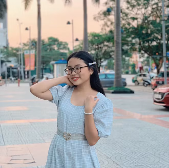 Giải trí - Phương Mỹ Chi mặc điệu đà, tô son môi đỏ, tạo dáng chuyên nghiệp từ thuở nhỏ (Hình 8).