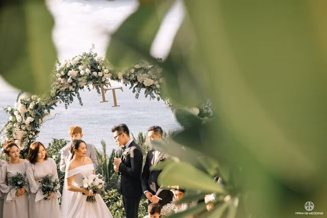 Câu chuyện tình yêu của Gào và vị hôn phu (tên Tú) có thể nói là đi ngược hoàn toàn với truyền thống, quy tắc.