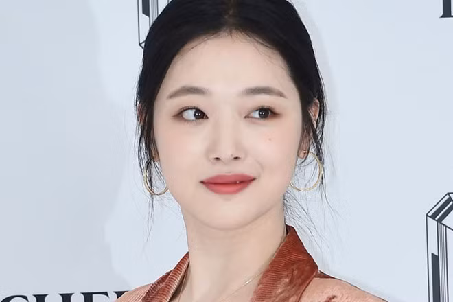 Nữ ca sĩ Sulli qua đời ở tuổi 25.