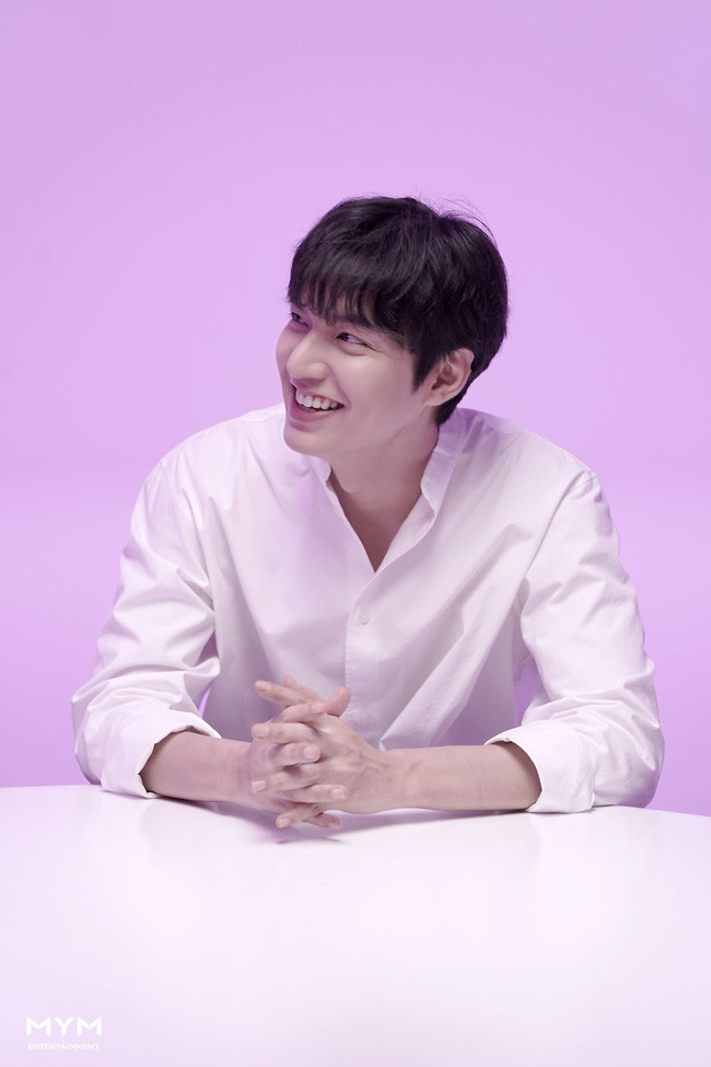 Lee Min Ho lại khiến "tập đoàn" fan girl châu Á mê điên đảo với loạt ảnh soái ca sơ mi trắng đẹp xuất thần - Ảnh 1. Lee Min Ho lại khiến "tập đoàn" fan girl châu Á mê điên đảo với loạt ảnh soái ca sơ mi trắng đẹp xuất thần - Ảnh 1.