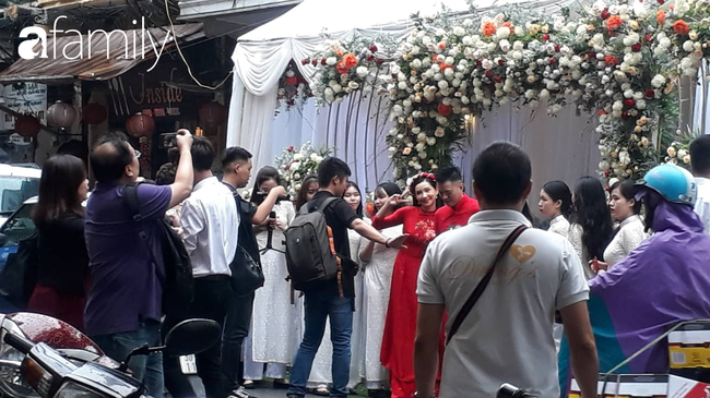 Sốc với nhan sắc thật của hot girl thị phi Lưu Đê Ly trong đám hỏi, khác xa với ảnh "sống ảo" long lanh trên mạng - Ảnh 8. Sốc với nhan sắc thật của hot girl thị phi Lưu Đê Ly trong đám hỏi, khác xa với ảnh "sống ảo" long lanh trên mạng - Ảnh 8.