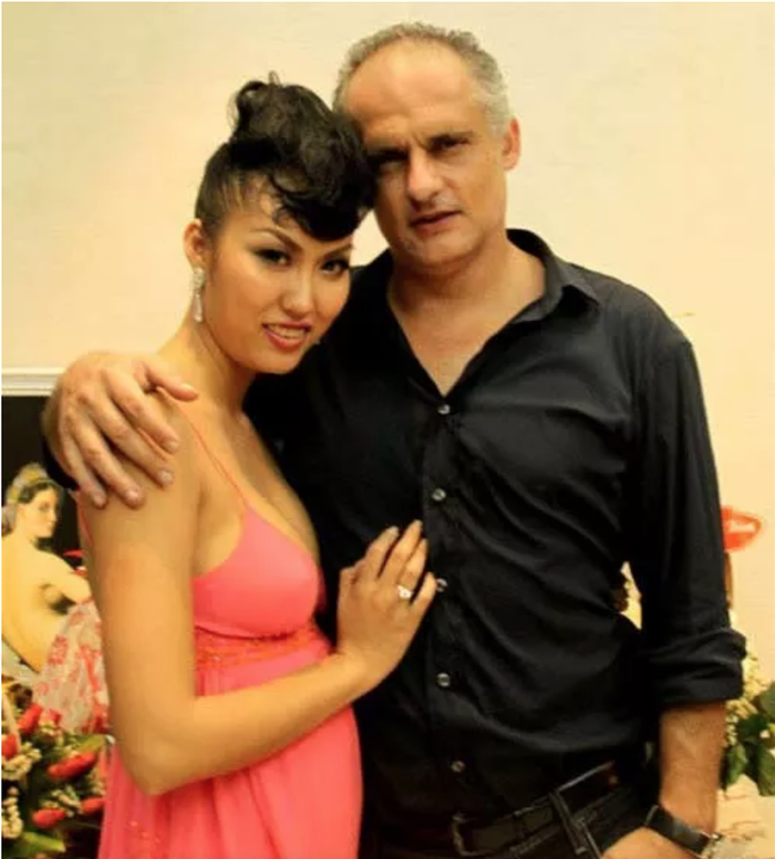 "Nữ hoàng dao kéo" Phi Thanh Vân kể chuyện chồng cũ đưa đi nhuộm da để đổi đời ảnh 2 "Nữ hoàng dao kéo" Phi Thanh Vân kể chuyện chồng cũ đưa đi nhuộm da để đổi đời ảnh 2