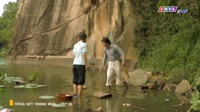 Những tình tiết vô lý đến hài hước ở phim "Tiếng sét trong mưa" ảnh 2 Những tình tiết vô lý đến hài hước ở phim "Tiếng sét trong mưa" ảnh 2