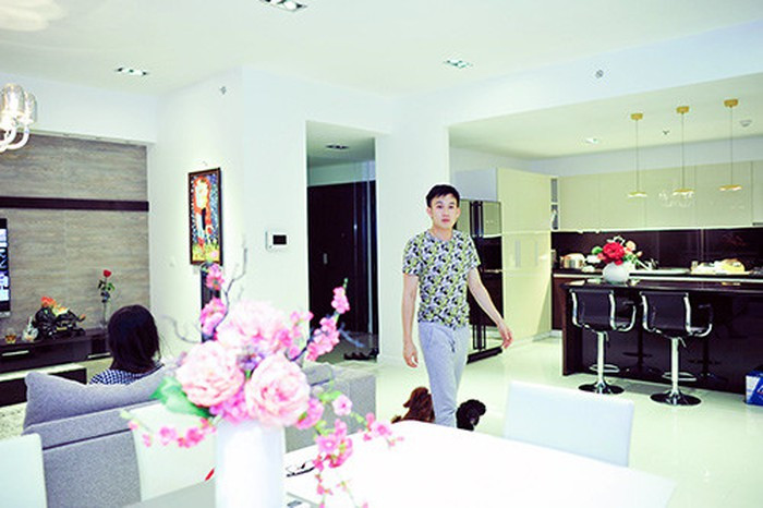 Khám phá căn nhà đẹp “không góc chết” của Dương Triệu Vũ, phát hiện một thứ đặc biệt ảnh 2 Phòng khách sang trọng