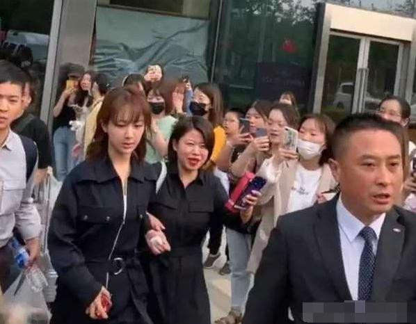 Dương Tử xinh đẹp giữa đám đông nhưng lộ vẻ mệt mỏi vì lịch trình dày đặc - Ảnh 2.