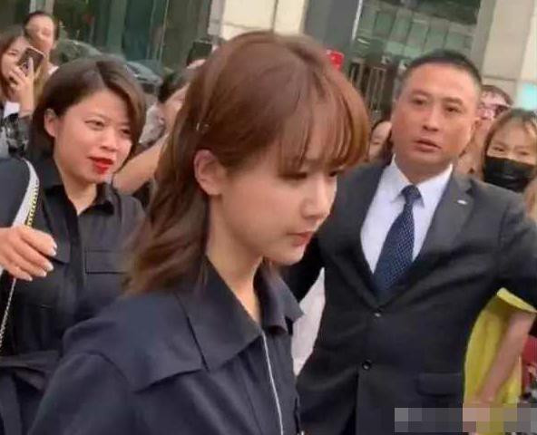 Dương Tử xinh đẹp giữa đám đông nhưng lộ vẻ mệt mỏi vì lịch trình dày đặc - Ảnh 3.