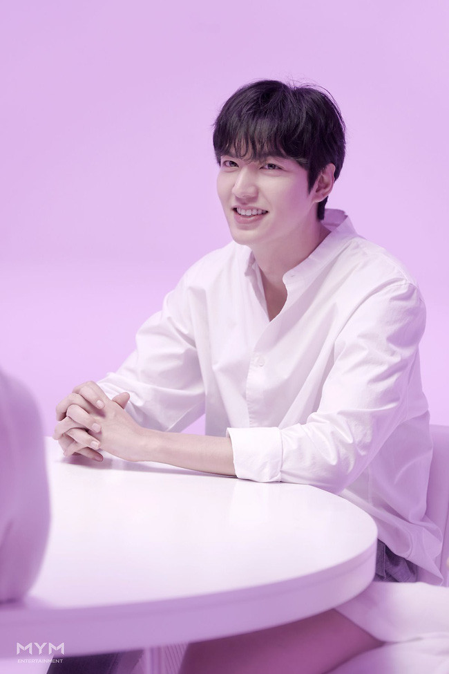 Lee Min Ho lại khiến "tập đoàn" fan girl châu Á mê điên đảo với loạt ảnh soái ca sơ mi trắng đẹp xuất thần - Ảnh 3. Lee Min Ho lại khiến "tập đoàn" fan girl châu Á mê điên đảo với loạt ảnh soái ca sơ mi trắng đẹp xuất thần - Ảnh 3.