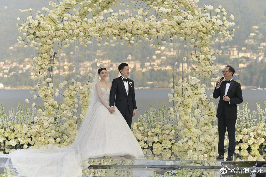 Cận cảnh váy cưới lộng lẫy, siêu to khổng lồ” với mức giá gây choáng của Văn Vịnh San ảnh 7