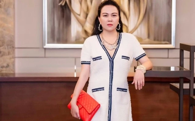 Phượng Chanel bị soi photoshop quá đà.