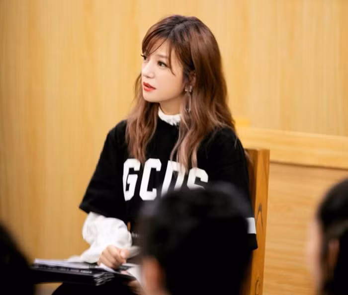 Triệu Vy được khen nhan sắc và trình độ khi làm giám khảo ảnh 5