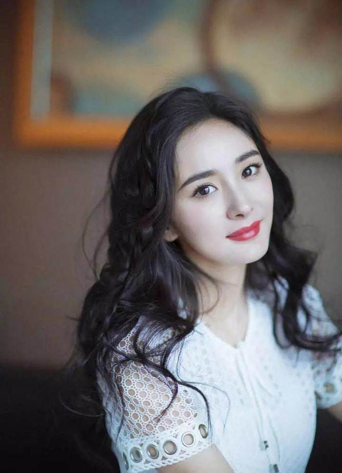 Nhan sắc mỹ nhân đánh bại Dương Mịch khỏi bảng xếp hạng Tiểu hoa đán nổi tiếng Cbiz ảnh 1 nhan sac xuat than cua me bim "da" duong mich truot khoi bxh tieu hoa dan noi tieng tai cbiz - 3