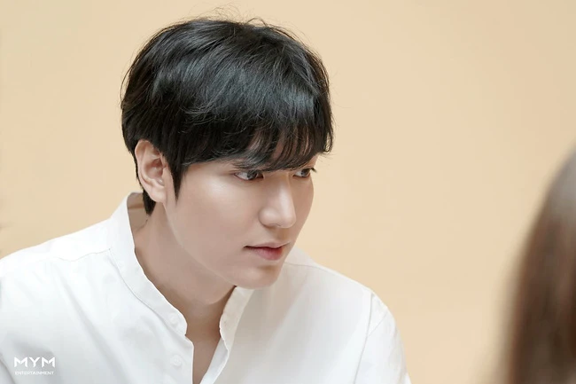 Lee Min Ho đã liên tiếp khiến fan "điêu đứng" vì vẻ đẹp trai.