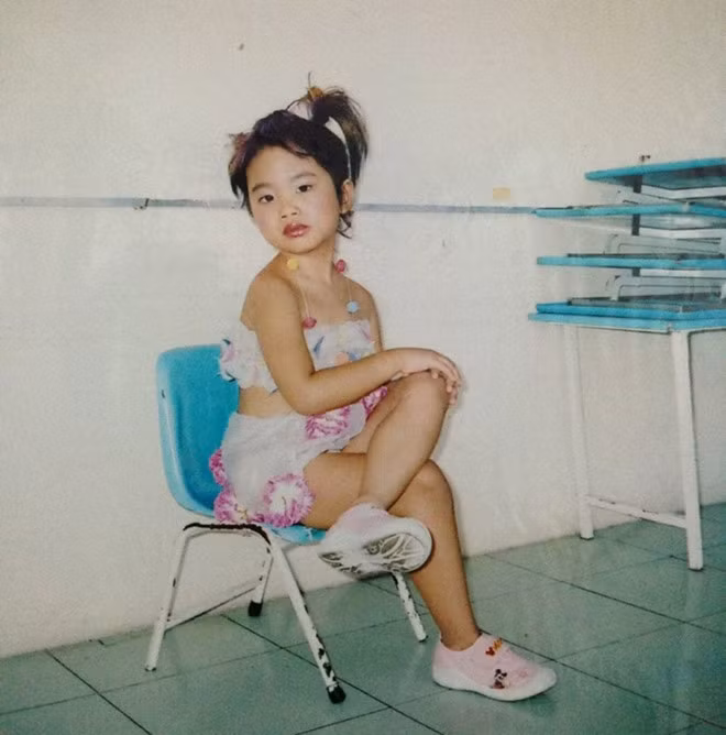 Giải trí - Phương Mỹ Chi mặc điệu đà, tô son môi đỏ, tạo dáng chuyên nghiệp từ thuở nhỏ