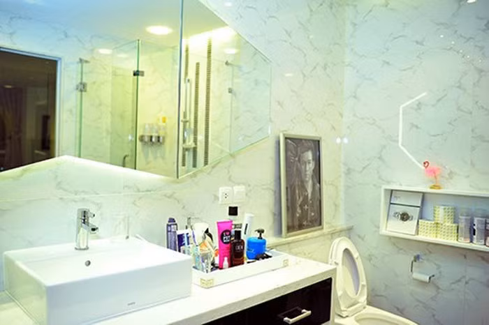 Khám phá căn nhà đẹp “không góc chết” của Dương Triệu Vũ, phát hiện một thứ đặc biệt ảnh 4 Không gian phòng tắm sang trọng