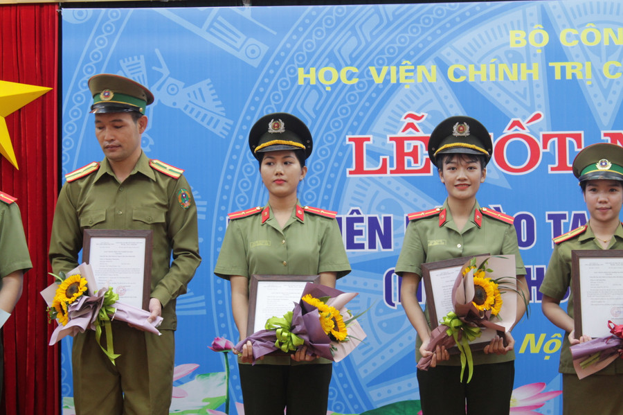 Không chỉ xinh xắn, những cô gái còn có thành tích học tập tốt