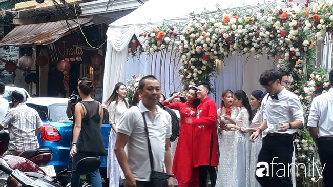 Sốc với nhan sắc thật của hot girl thị phi Lưu Đê Ly trong đám hỏi, khác xa với ảnh "sống ảo" long lanh trên mạng - Ảnh 2. Sốc với nhan sắc thật của hot girl thị phi Lưu Đê Ly trong đám hỏi, khác xa với ảnh "sống ảo" long lanh trên mạng - Ảnh 2.