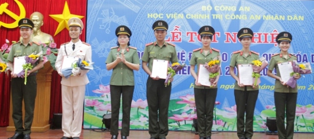 Thiếu tướng, PGS.TS Đinh Ngọc Hoa - Phó GĐ Học viện trao quyết định phong cấp bậc hàm cho các học viên