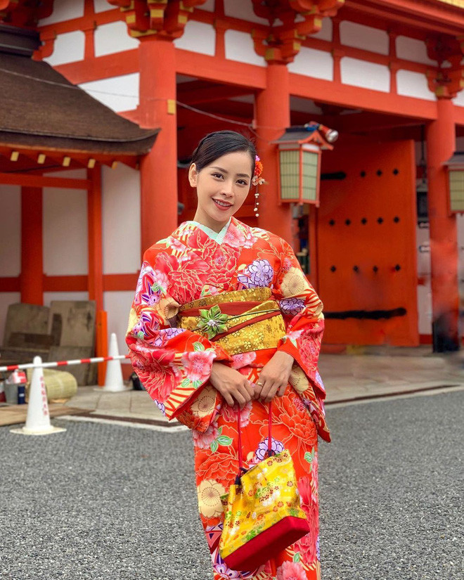 Được biết, góc check-in của Chi Pu cực kỳ đông người qua lại, chụp một bức ảnh không bị dính người ở background phía sau được xem là chuyện hiếm. Ấy vậy mà trong bức ảnh của cô nàng lại “sạch sành sanh”.