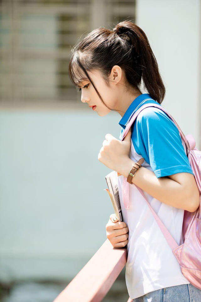 Cô gái bỗng “nổi như cồn” với bức ảnh mặc đồng phục ĐH Bách khoa - Ảnh 2.  Cô gái bỗng “nổi như cồn” với bức ảnh mặc đồng phục ĐH Bách khoa - Ảnh 2.