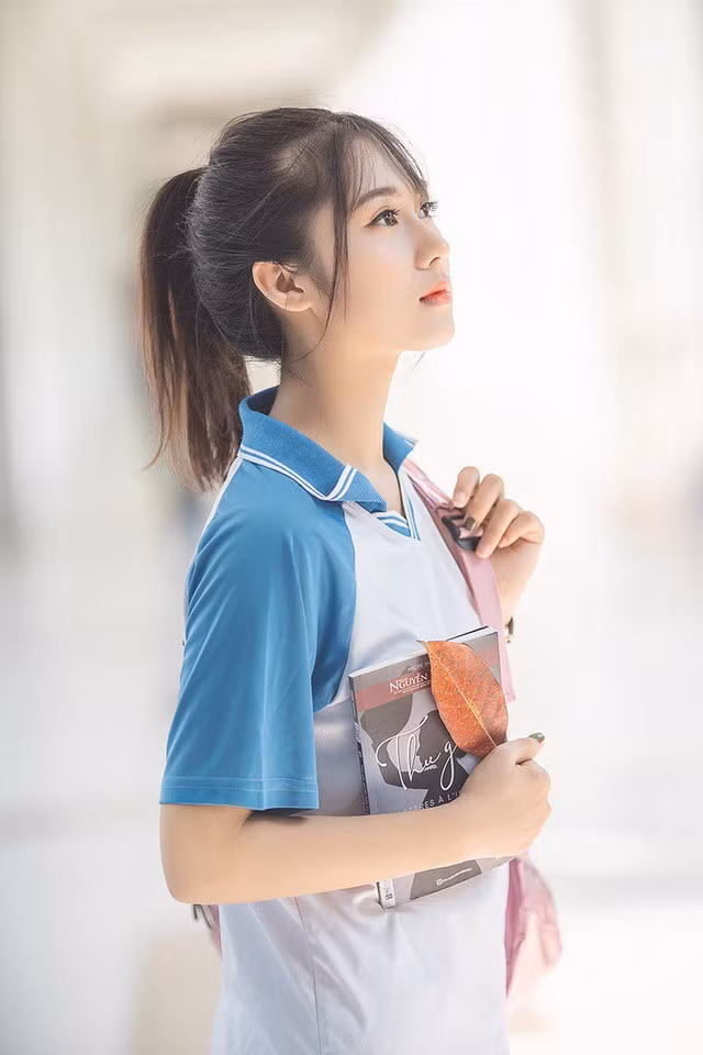  Cô gái bỗng “nổi như cồn” với bức ảnh mặc đồng phục ĐH Bách khoa - Ảnh 1.