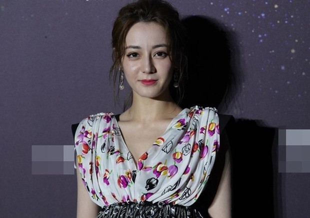 Địch Lệ Nhiệt Ba lộ làn da chảy xệ nhăn nheo, xuống sắc khó tin ảnh 3 Địch Lệ Nhiệt Ba lộ làn da chảy xệ nhăn nheo, xuống sắc khó tin ảnh 3