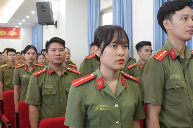 Dù mặc quân phục nhưng khi đứng cạnh "cánh mày râu", những cô gái này không giấu được nét nữ tính vốn có.