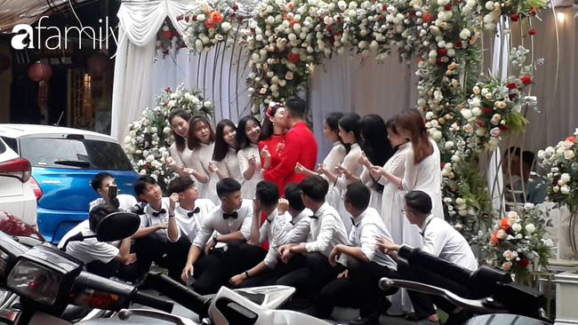 Sốc với nhan sắc thật của hot girl thị phi Lưu Đê Ly trong đám hỏi, khác xa với ảnh "sống ảo" long lanh trên mạng - Ảnh 6. Sốc với nhan sắc thật của hot girl thị phi Lưu Đê Ly trong đám hỏi, khác xa với ảnh "sống ảo" long lanh trên mạng - Ảnh 6.