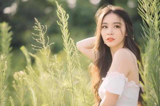 Sở hữu khuôn mặt ưa nhìn, Diệu Linh chiếm trọn ánh nhìn của người ngắm ngay những khoảnh khắc đầu tiên.