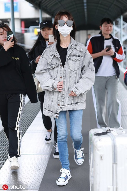 “Ngụy Anh Lạc” Ngô Cẩn Ngôn xuất hiện gầy gò tại sân bay ảnh 1 “Ngụy Anh Lạc” Ngô Cẩn Ngôn xuất hiện gầy gò tại sân bay ảnh 1