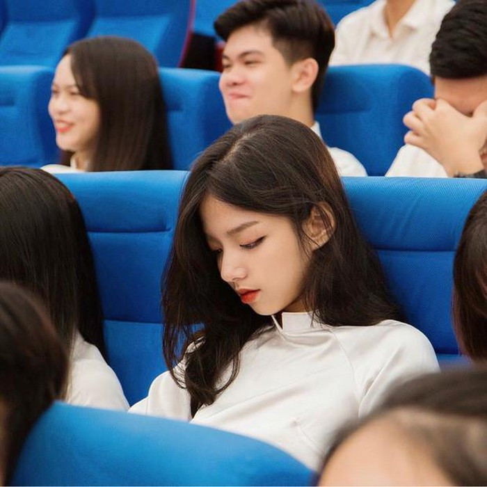 Dàn nữ sinh 2K nổi tiếng nhờ góc nghiêng thần thái ảnh 3