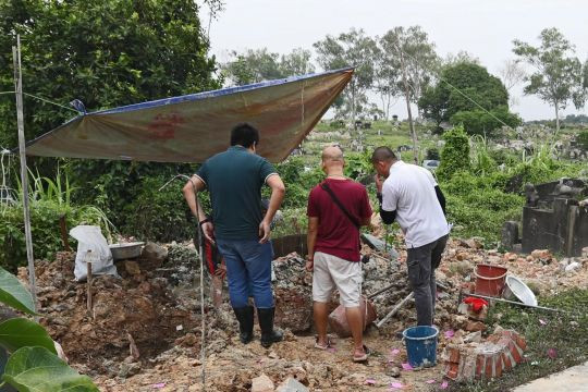 Khai quật mộ người bà quá cố, người đàn ông kinh hãi phát hiện thứ bên trong ảnh 1 Marn hoảng hốt khi phát hiện người nằm dưới mộ bấy lâu nay không phải bà mình.