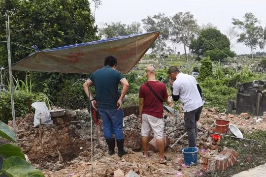 Marn hoảng hốt khi phát hiện người nằm dưới mộ bấy lâu nay không phải bà mình.