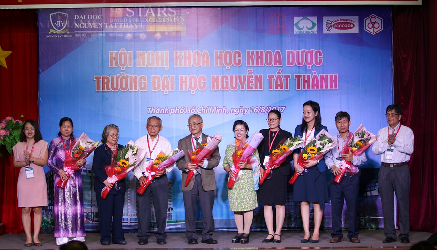 Các khách mời nhận hoa từ Ban tổ chức